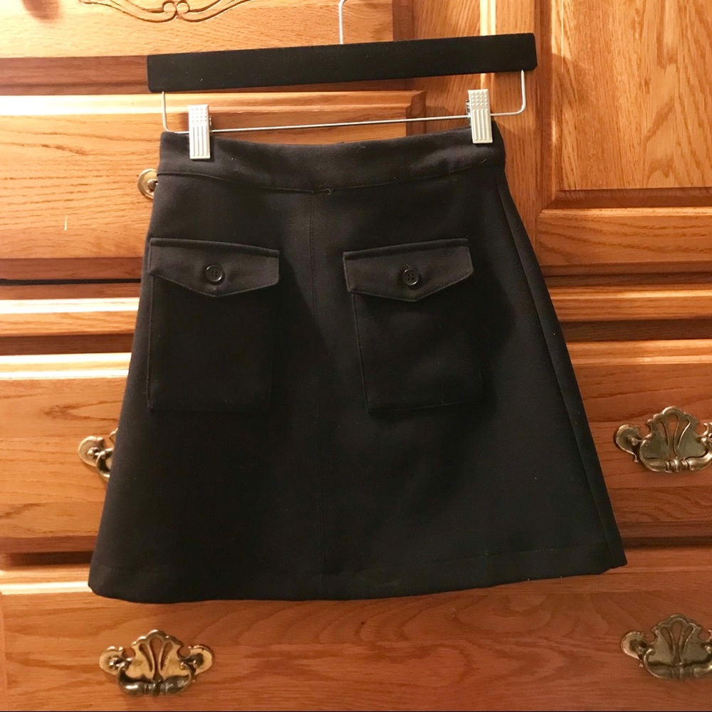 H&M black A-line mini skirt w/ pockets